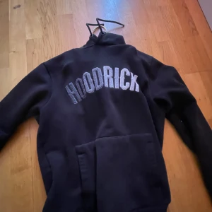 Hoodrich, hoodie  - Säljer min hoodrich hoodie har använt den 5 gånger Max, den är fin men den är för liten för mig 