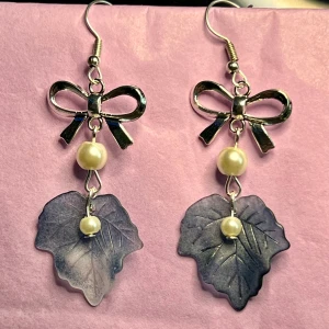 Fina örhängen - Fina, stora örhängen gjorda av mig. I rostfritt stål🩶💙🤍