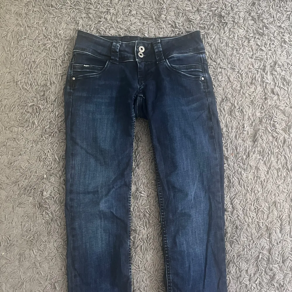 Säljer mina Pepe jeans då de är för små för mig. Storlek 25/32 i modellen straight💗Endast använda några få gånger och inga defekter eller liknande💞💞 passar bra i längden på mig som är 164. Jeans & Byxor.