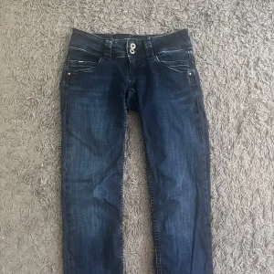 Pepe jeans - Säljer mina Pepe jeans då de är för små för mig. Storlek 25/32 i modellen straight💗Endast använda några få gånger och inga defekter eller liknande💞💞 passar bra i längden på mig som är 164