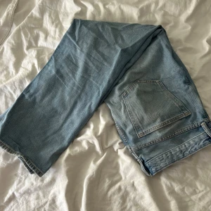 Ljusblå Jeans 34/32 Loose Fit - Cond: 9/10, använd ett fåtal gånger men precis som nya.