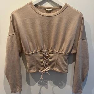 Fin beige tröja💕 - Fin beige tröja💕 säljer då den tyvärr inte kommit till användning. Bra skick☺️ storlek S💞✨