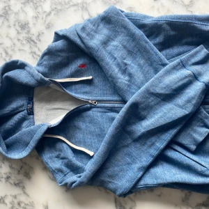 Ralph Lauren Kofta - En fin kofta från Ralph Lauren, koftan är använd en del men syns inte och finns inga defekter på tröjan, storlek L men passar M, pris kan diskuteras!