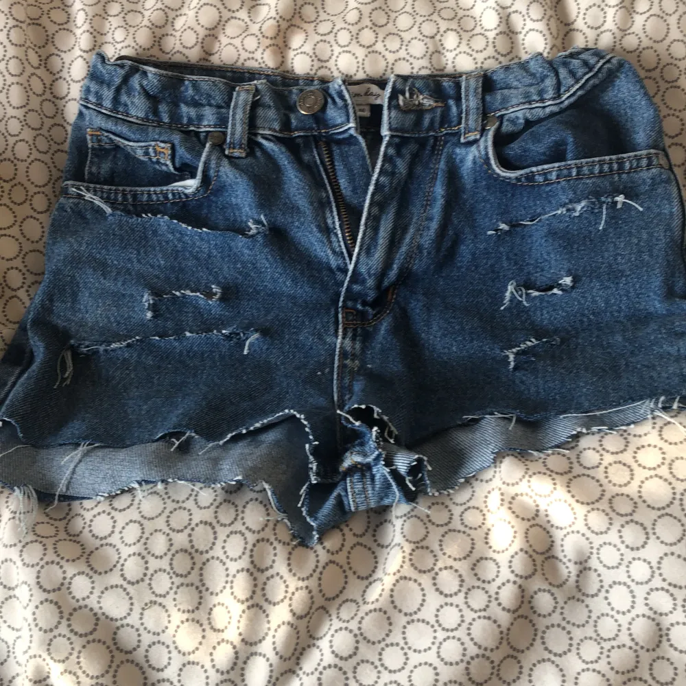 Jeans shorts som är gjorda på jeans som va försmå jag säljer jeansshortswn för dem är försmå för mig å tajta  köparen står för frakten !. Shorts.