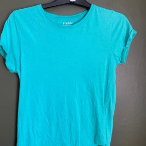 Blå turkos t-shirt - Använd ett fåtal gånger 