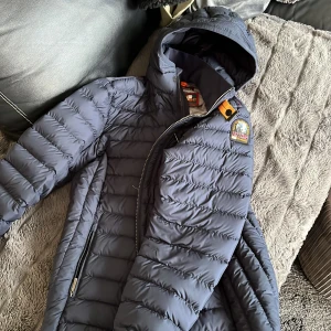 Äkta parajumper jacka - Andvänd två gånger , storlek Y-L , sitter som en m