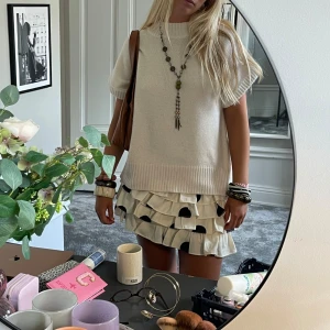 Kjol - Säljer den sötaste sötaste sötaste kjolen🌸🌸💗💖 Super unik, köpt vintage, svår att hitta liknande! Så fin, lågmidjad!! FINNS DEFEKTER !!!! Fläckar