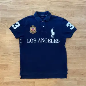 !skicka bud för snabb affär! Fet Ralph Lauren Los Angeles Piké, storlek M. Jätte bra skick. Skriv om ni undrar någonting eller om ni vill ha fler bilder 📲