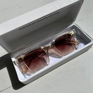 CHIMI 04 ECRU - Säljer mina fina chimis i den populära 04 modellen, de är i supergott skick, inga repor osv. Box och glasögonduk följer med!