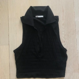 Svart topp - Svart topp med krage