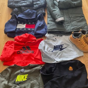 Säljer kläder!!  Diskutera pris!  - Kom privat för information om kläderna, kan säljer i styck och i paketpris!= 800kr Passar till 13-14 åringar. Beige/bruna skor: 42 Vita skor: 43