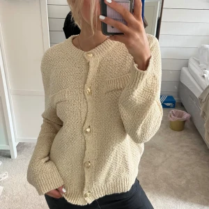 Stickad kofta - Funderar på att sälja denna aaaasnygga koftan från h&m. Använd Max tre gånger så i superbra skick!! Helt slutsåld❤️ storlek S men passar M