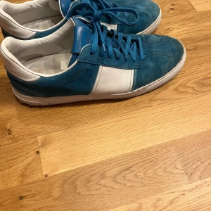 Valentino flycrews - Valentino flycrew. Storlek 44-45 Finns lite smuts går bort enkelt samma med mockan går att fixa. 4 nitar saknas.✅ skick 7/10 Inget og följs med förutom en dustbag.pris 3000💸jävligt feta nu till skolan! 