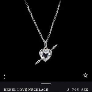 Maria Nilsdotter halsband  - Säljer mitt superfina silverhalsband från Maria Nilsdotter❤️Rebel Love❤️Det är använt väldigt få gånger då jag föredrar guldsmycken, det är därför fortfarande i väldigt bra skick🌟Nypris 3795:- köpt på NK