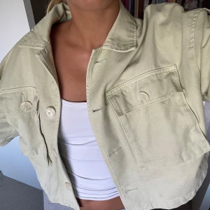 Jeansjacka från Berhska - Oanvänd slutsåld grön jeansjacka från Berhska! Säljer eftersom den aldrig kom till användning. Jackan har inga defekter och är perfekt till sommar höst o vår!