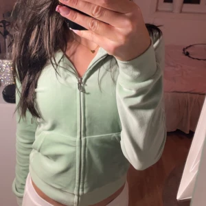 Juicy Couture kofta  - Juicy Couture grön kofta, inga skador på tröjan💓 säljer då jag inte har någon användning för den längre💓 