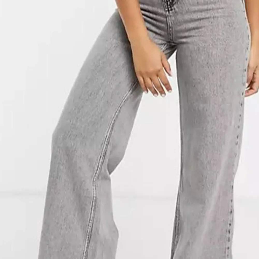 Säljer dessa jeans då de inte är i min stil. Använt endast 1 gång! Priset kan diskuteras! . Farkut & Housut.
