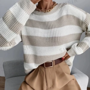 Randig stickad tröja  - Vit-brun randig tröja som är en väldigt hostig vibe🩷inte min stil längre därav använder jag inte den🩷 köpt från shein och säljer för 115kr🩷( det bruna är mörkare i verkligheten än vad det är på online sidan!)