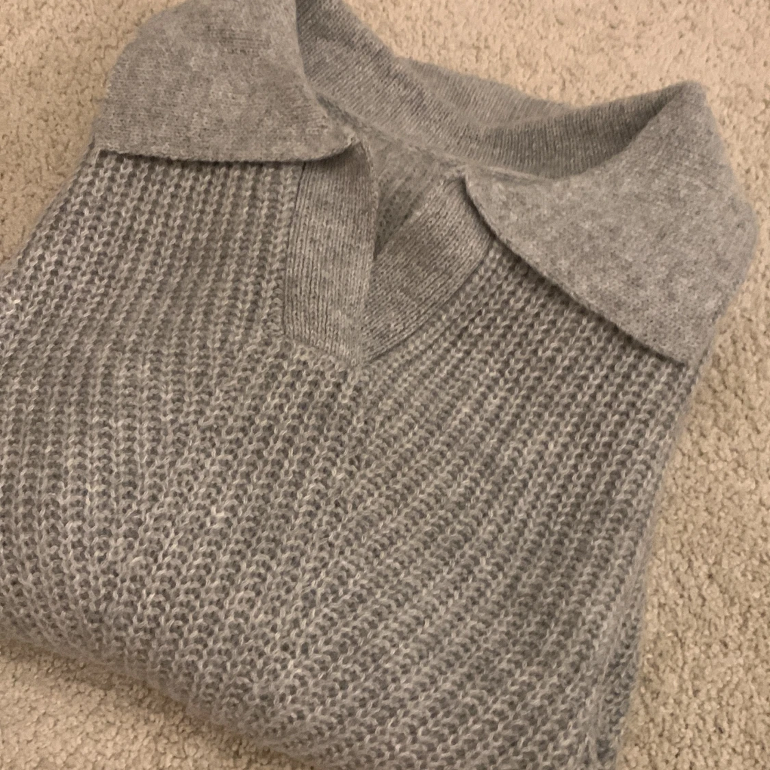  helt oanvänd stickad tröja, superfin men har inte kommit till användning. - 90