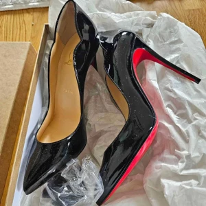 Christian Louboutin  - Klacken är 10 cm, lite små man behöver gå i dom lite för att dom ska mjukna till så att det blir skönare att gå i dom. Små för mig tyvärr. 
