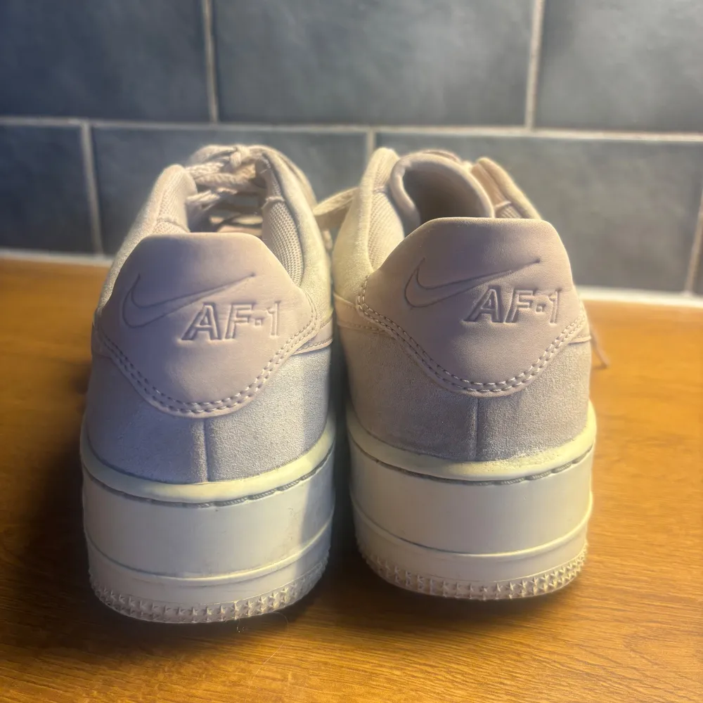 Säljer mina Nike AF1-sage sneakers som bara ligger i skolådan. I använt skick med mindre defekter, se bild 5. Strl 41, lite små i storleken.  Nypris: 1645kr (zalando). Skor.