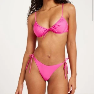 Oanvänd rosa bikini från Nelly - Köpte 2 färger, endast använt gröna. Väldigt fin passform, gör att man ser brun ut. Bh 75D, trosor XS