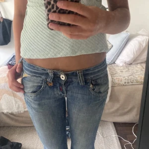 Replay jenas💕 - Jeans ifrån replay. Köp derekt för 600kr💕 slitana längst längst ner. Skriv privat för mer bilder och frågor. Står ej stolek. Frackt ingår ej i priset!❤️