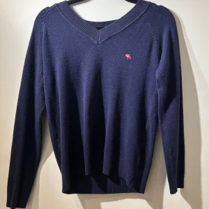 Oldschool Abercrombie & fitch tröja - Superfin marinblå Abercrombie & fitch tröja💕köpt vintage i usa 