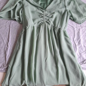 Klänning från H&M i stl S. Använd en gång! - Klänning från H&M i stl S. Jag har endast använt klänningen en gång så i väldigt fint skick. 
