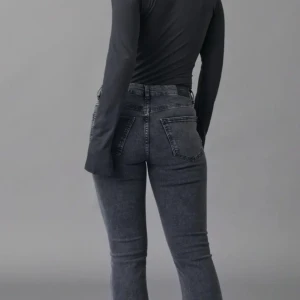 Gina jeans - Jeansen är super fina! De är utsvängda och lågmidjade . Köpte mina begganat i de passade men satt inte åt så bra så säljer❤️ Nypris 499⭐️