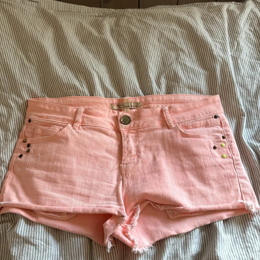 Supersnygga jeansshorts❤️❤️ kommer ej till användning. Midjemått: 38. Tar ej bilder med dem på då jag har mkt att glra just nu, skulle söga att dme passar s-m men passar mig med m bra, samt min kompis som har s bra💕. Shorts.