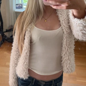 Päls jacka - Säljer denna snygga fluffiga jacka
