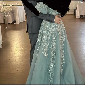 Festklänning/ förlovningsklänning  - Säljer min extrem fina förlovningsklänning som är egendesignad ljusblå/mintgrön, med både avtagbara armar och avtagbar kjol väldigt tung och fin, har bara haft den en gång, skicka dm för fler och bättre bilder, köpt för 16000kr säljer för 6000