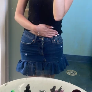 Jeans kjol med volang  - En super gullig jeans kjol med volang som jag har sytt från ett par gamla Gina jeans i storlek 32. Kjolen går att ha både låg och hög i midjan jeansen var låga. Säljer för 190kr+ frakt då jag har sytt den själv och den ska hålla