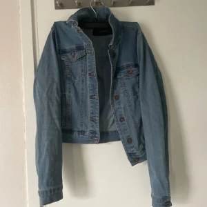 Jeansjacka - Jeansjacka ifrån vero moda