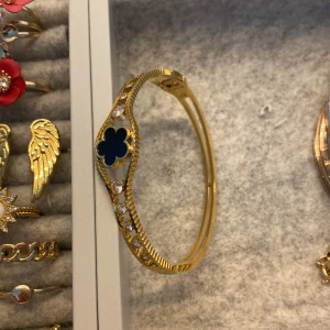 Armband💕 - Ett armband använd typ 1 gång. Skriv om ni bil ha fler bilder eller frågor 