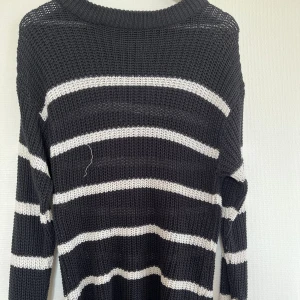 Randig stickad tröja - Svart vit randig stickad tröja från lager 157. Använd 2 gånger men den har några trådar som sticker ut.