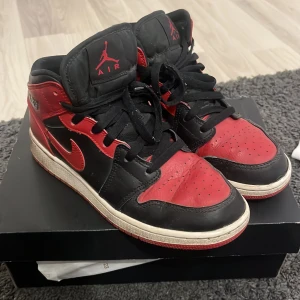 Jordans - Ett par röd svarta jordans som använts fler antal gånger men som inte används längre, är i helt ok skick😊🙏🏻