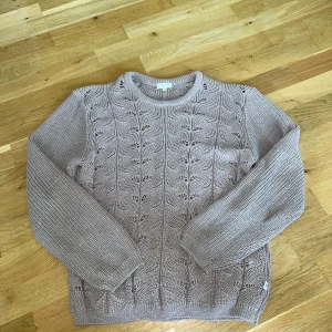 Glittrig tröja - OBS! Mycket glittrigare i verkligheten💖 Hör av dig vid intresse och tveka inte med att ställa frågor 🥰