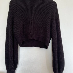 Svart stickad tröja - Svart stickad tröja från H&M devided. Väldigt fint skick för att jag inte har fått så mycket användning av den. Den är lite cropad.