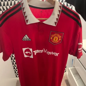 Man united 22/23 hemma kit - Man united 22/23 hemma kit, skick 10/10. Inte använd. Köpt på uniteds hemsida. Ronaldo 7 på ryggen. Finns en inter milan tröja också att köpa