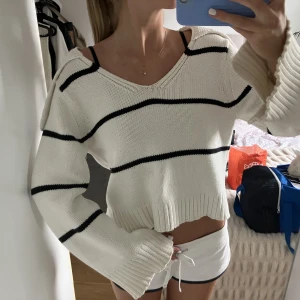 Stickad tröja - Jättefin vit och svart-randig stickad tröja från Lindex! Sparsamt använd och därför i bra skick💕