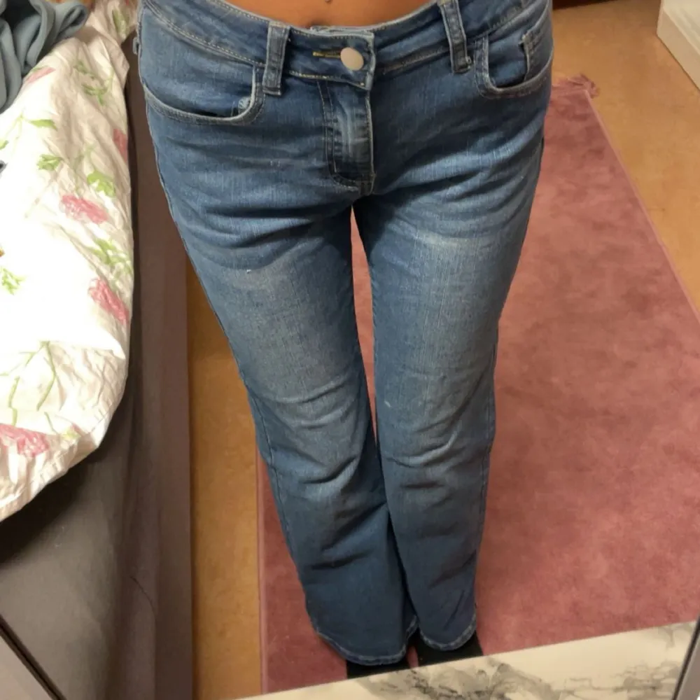 utsvängda jeans med knapp fickor. storlek S och jag är ungefär 162. mid waist. använd bara några gånger. Jeans & Byxor.