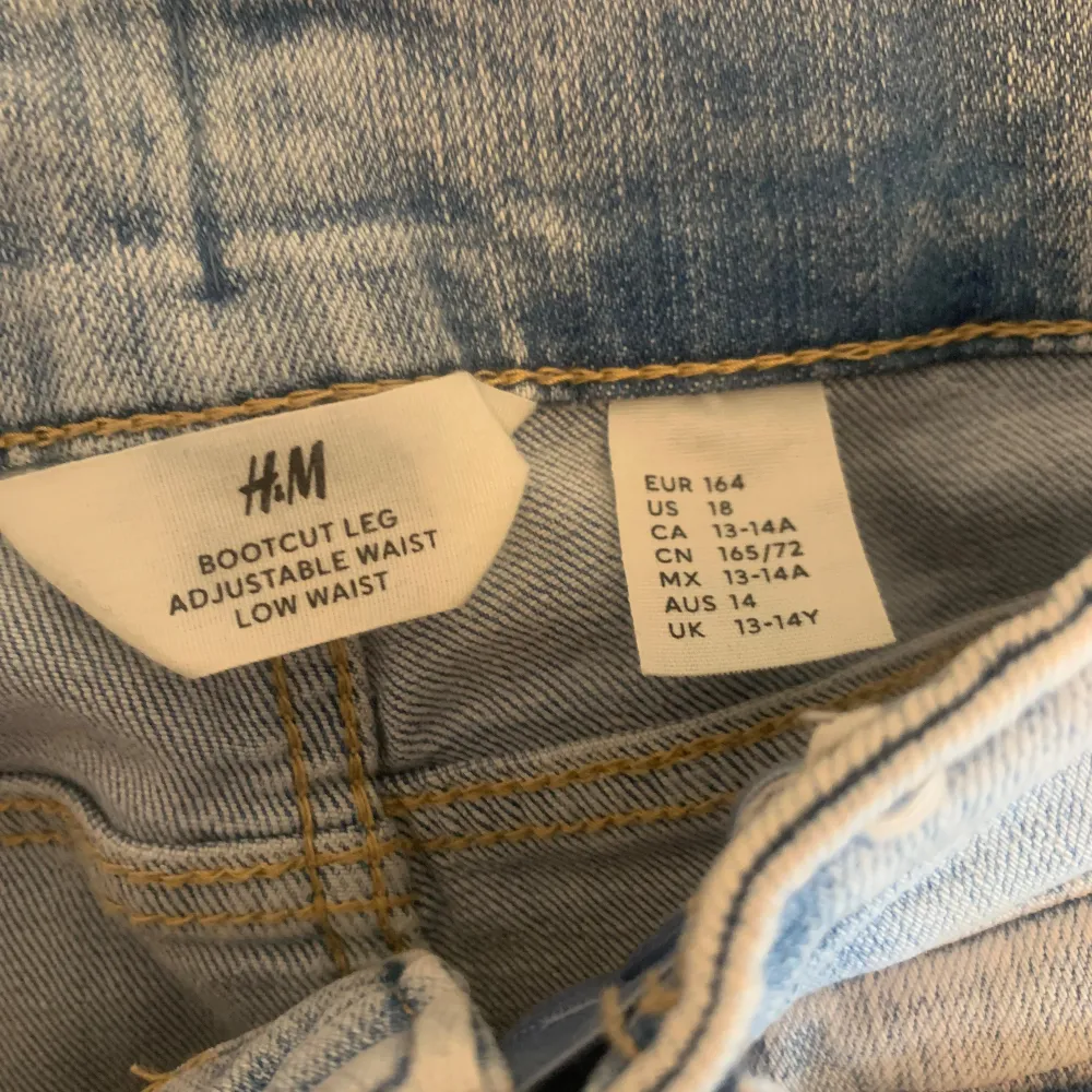 Fina jeans från hm i storlek 34, står 164 jeansen men passar bra för mig som har 34/36. Jeans & Byxor.