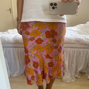 blommig midi volangkjol - röd, rosa och orange midi volangkjol. storlek 34 från hm.  