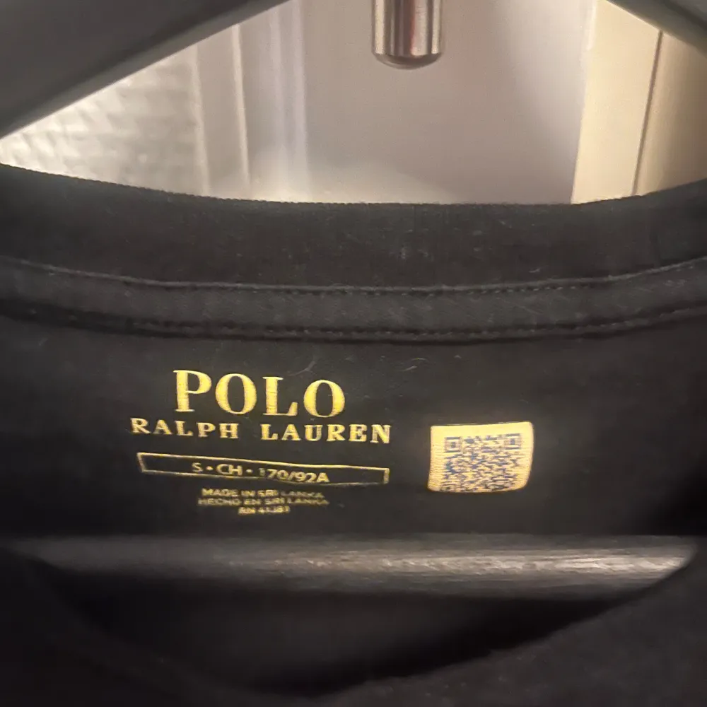 Svart Ralph lauren t shirt som köptes in tidigare i sommar. Sparsamt använd och inga defekter.. T-shirts.