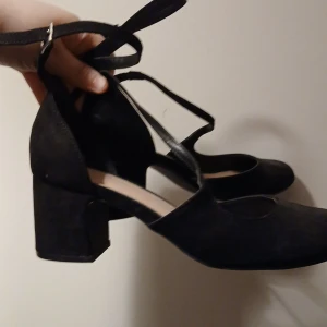 Svarta klackar - Svarta Anna Feild klackar som använts bara ett par timmar. Säljer dessa eftersom de verkar lite för små för mig. 