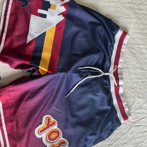 Basket shorts  - Dessa är från en butik i USA med shorts från kända lag. Ursprungspriset var 1000 kr. Skriv för fler bilder.😄