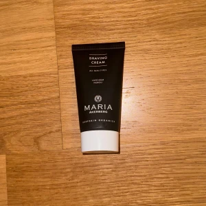 Rakkräm från Maria Åkerberg - En rakkräm för alla hudtyper med doft av lavendel och neroli från Maria Åkerberg. Produkten kommer i en svart tub med vit text och vit kork.