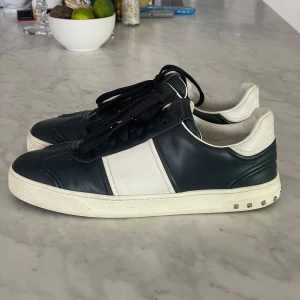 Valentino flycrews - Mörkblå Valentino flycrews. Tyvärr inget og därav det billiga priset 